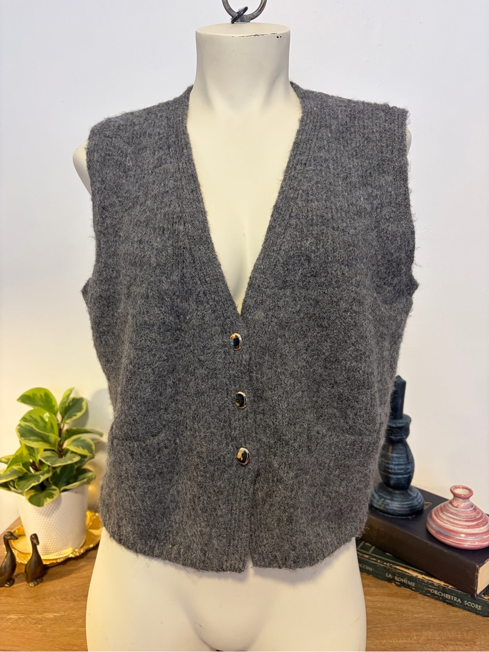 Icône Simons Charcoal Fuzzy Wool Blend Button Sweater Vest L